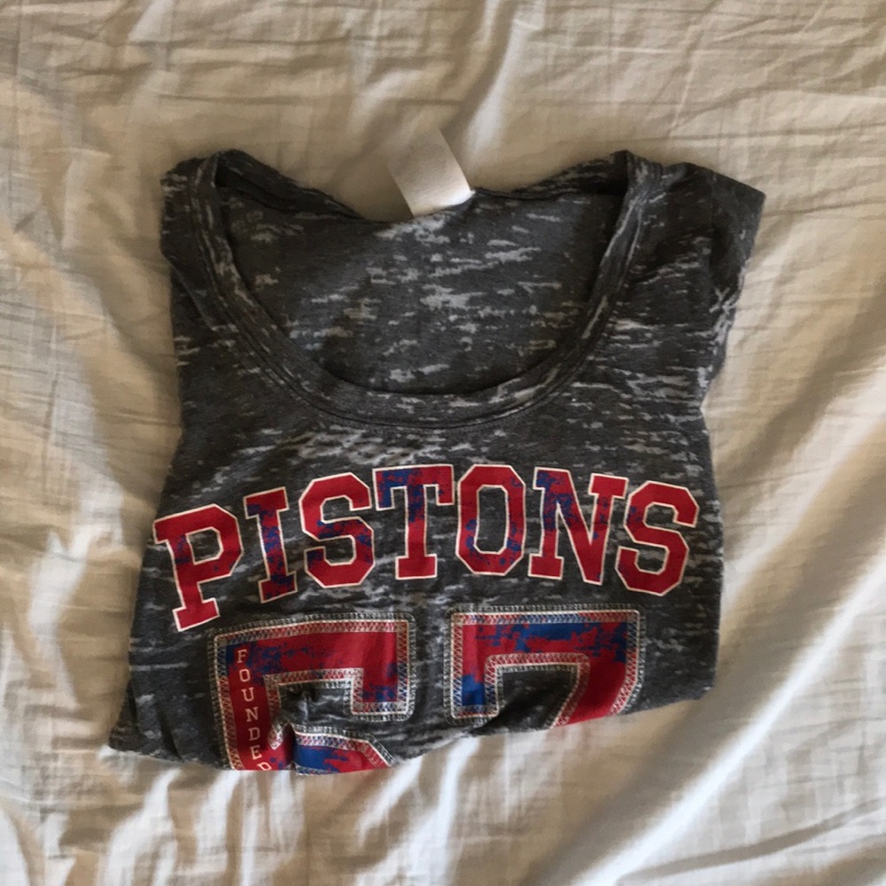 NBA: Women’s Pistons T-shirt